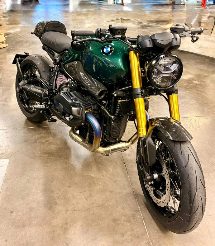 Exemple de moto, avec une selle fabriquée sur mesure par la sellerie Lou Etheve